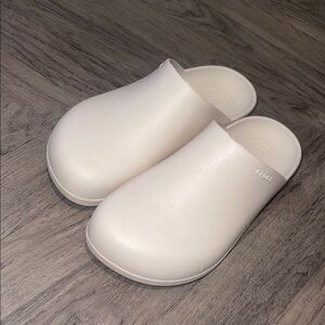 Dylan Clogs